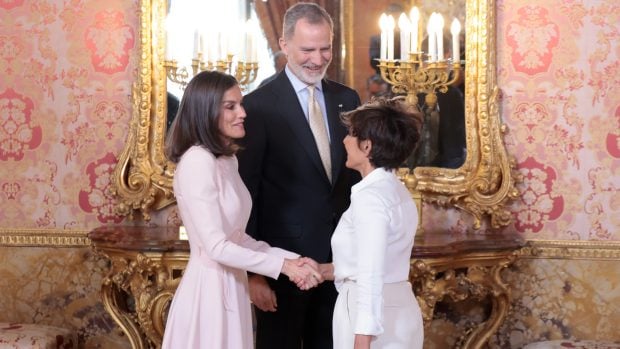 Sonsoles &Oacute;nega ha mostrado su desacuerdo sobre la opini&oacute;n del Rey em&eacute;rito sobre Do&ntilde;a Letizia. (Foto: Gtres)
