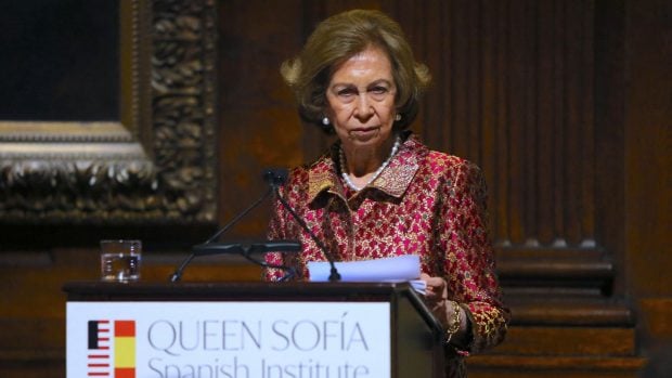 La Reina Sof&iacute;a atiende un acto de la 'Queen Sof&iacute;a Spanish Institute'. (Foto: Gtres)