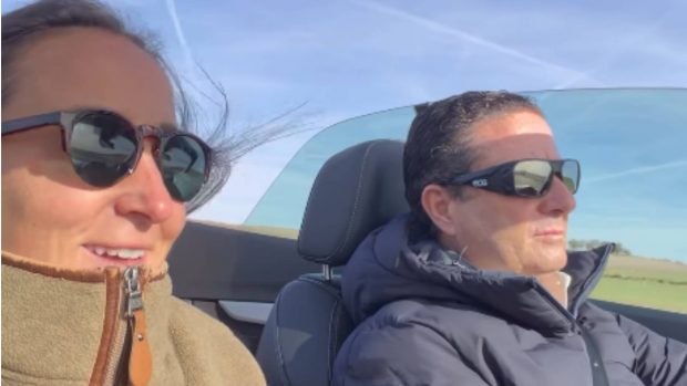 Lucía Pombo y Víctor Pombo en el descapotable. (Foto: Instagram)