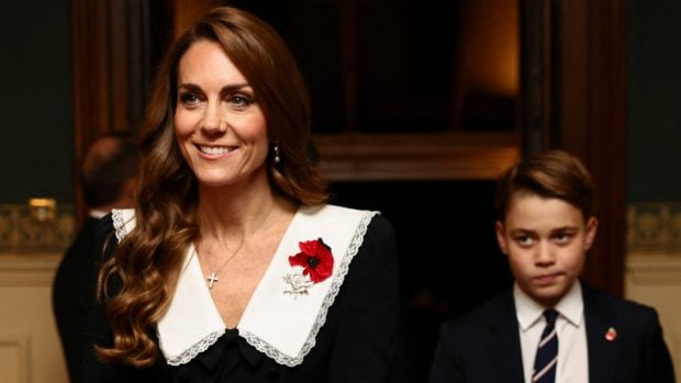 Kate Middleton y el pr&iacute;ncipe George en el Remembrance Day. (Foto: Gtres)