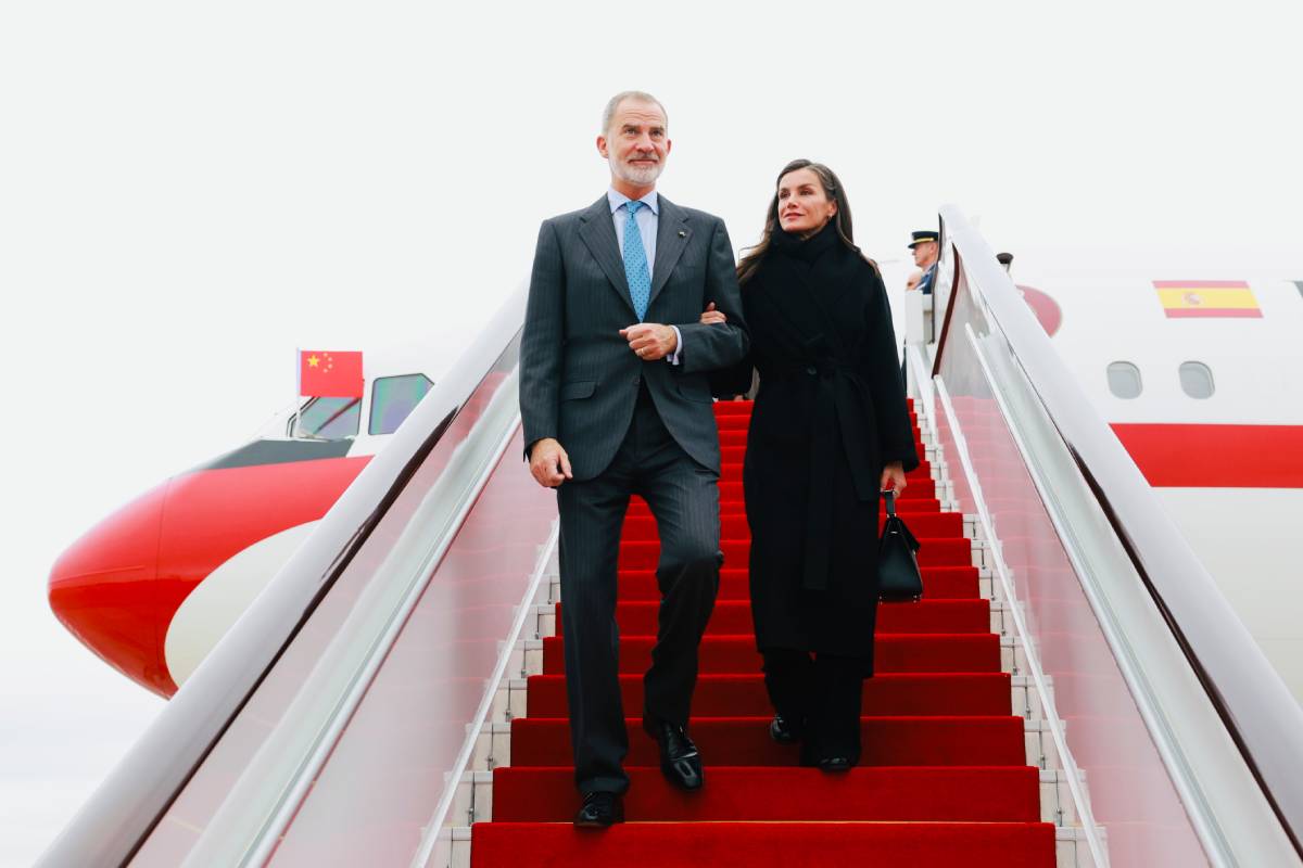 los Reyes de Espa&ntilde;a, Felipe VI y Letizia, descienden juntos la escalinata del avi&oacute;n oficial. (Foto: Gtres)