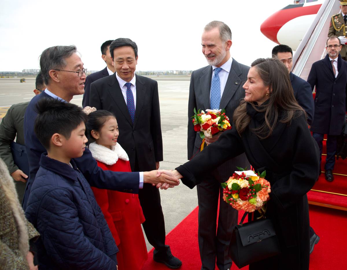 Ya en el aeropuerto, los monarcas son recibidos por las autoridades chinas.(Foto: Gtres)