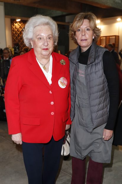 La infanta Pilar de Borb&oacute;n y Simoneta G&oacute;mez Acebo durante el rastrillo de Nuevo Futuro 2018. (Foto: Gtres)