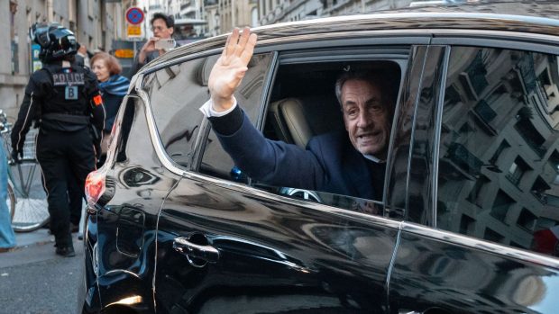 Nicolas Sarkozy saluda a su llegada a la prisión de La Santé. (Foto: Gtres)