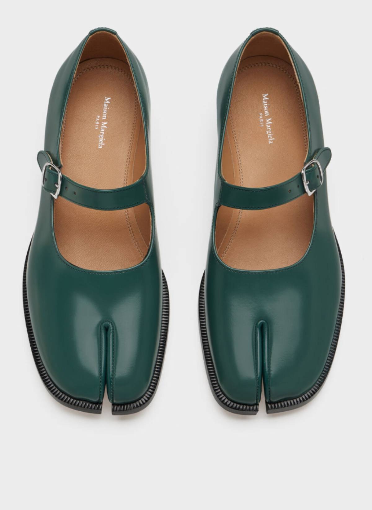 Zapatos Mary-Jane Tabi confeccionados en piel de Maison Margiela. 