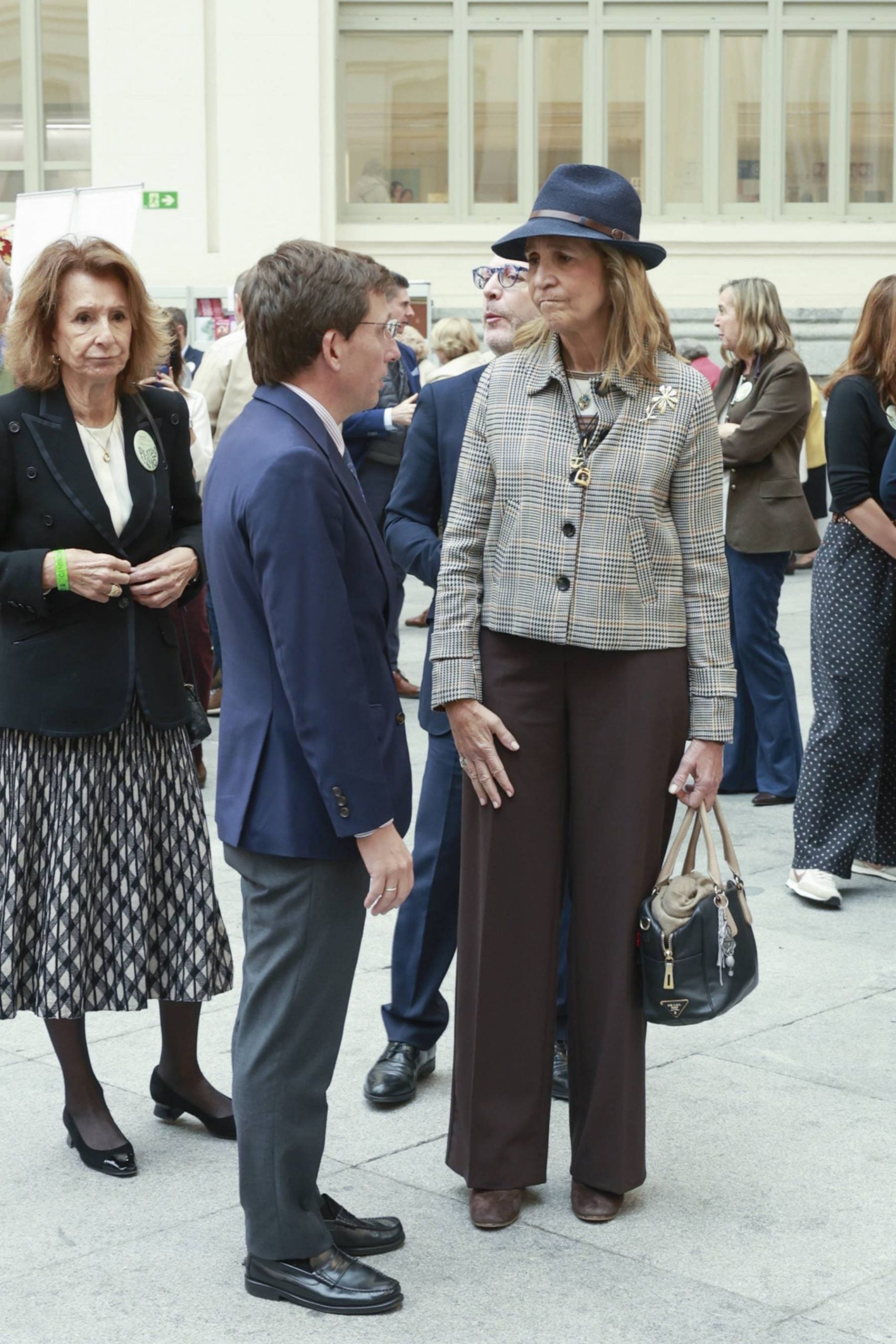 Jos&eacute; Luis Mart&iacute;nez-Almeida y la infanta Elena en un evento en Madrid. (Foto: Gtres)