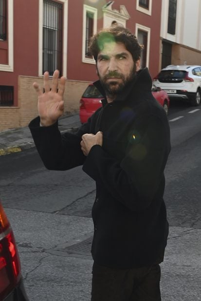Cayetano Rivera a su salida del juzgado de Alcal&aacute; de Guada&iacute;ra. (Foto: Gtres)