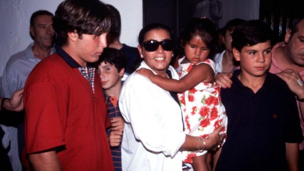 Isabel Pantoja junto a sus dos hijos, Kiko e Isa. (Foto: Gtres)