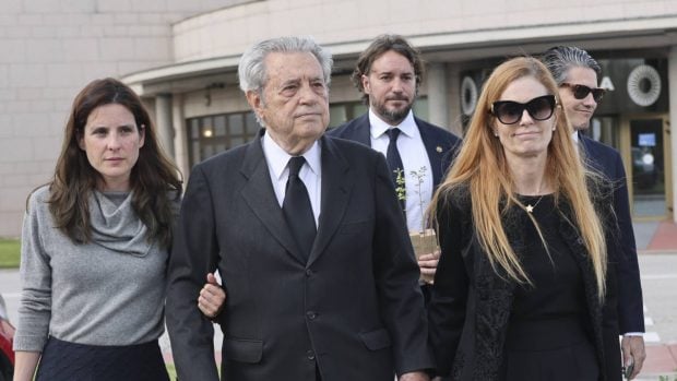 Olivia de Borb&oacute;n junto a su padre y m&aacute;s familiares en el tanatorio. (Foto: Gtres)