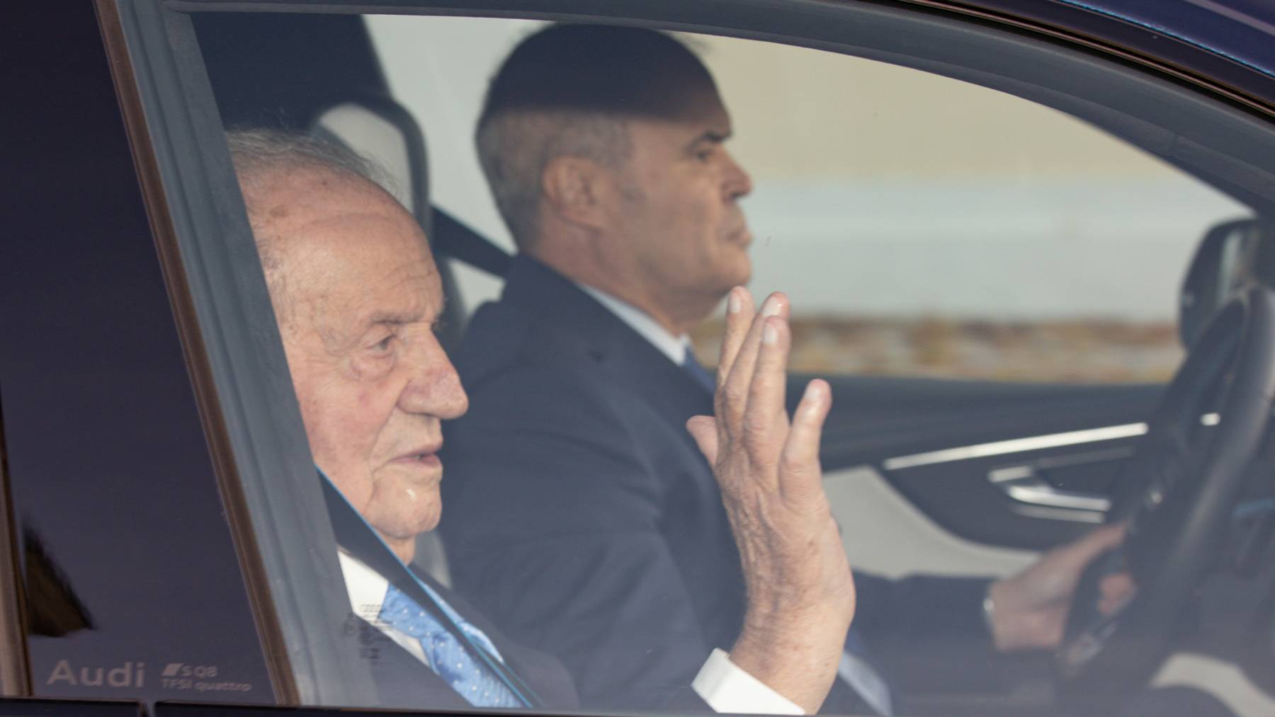 El Rey em&eacute;rito saliendo del Palacio del Pardo. (Foto: Gtres)