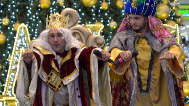 Kiko Rivera y Omar Montes ataviados como Reyes Magos. (Foto: Gtres)