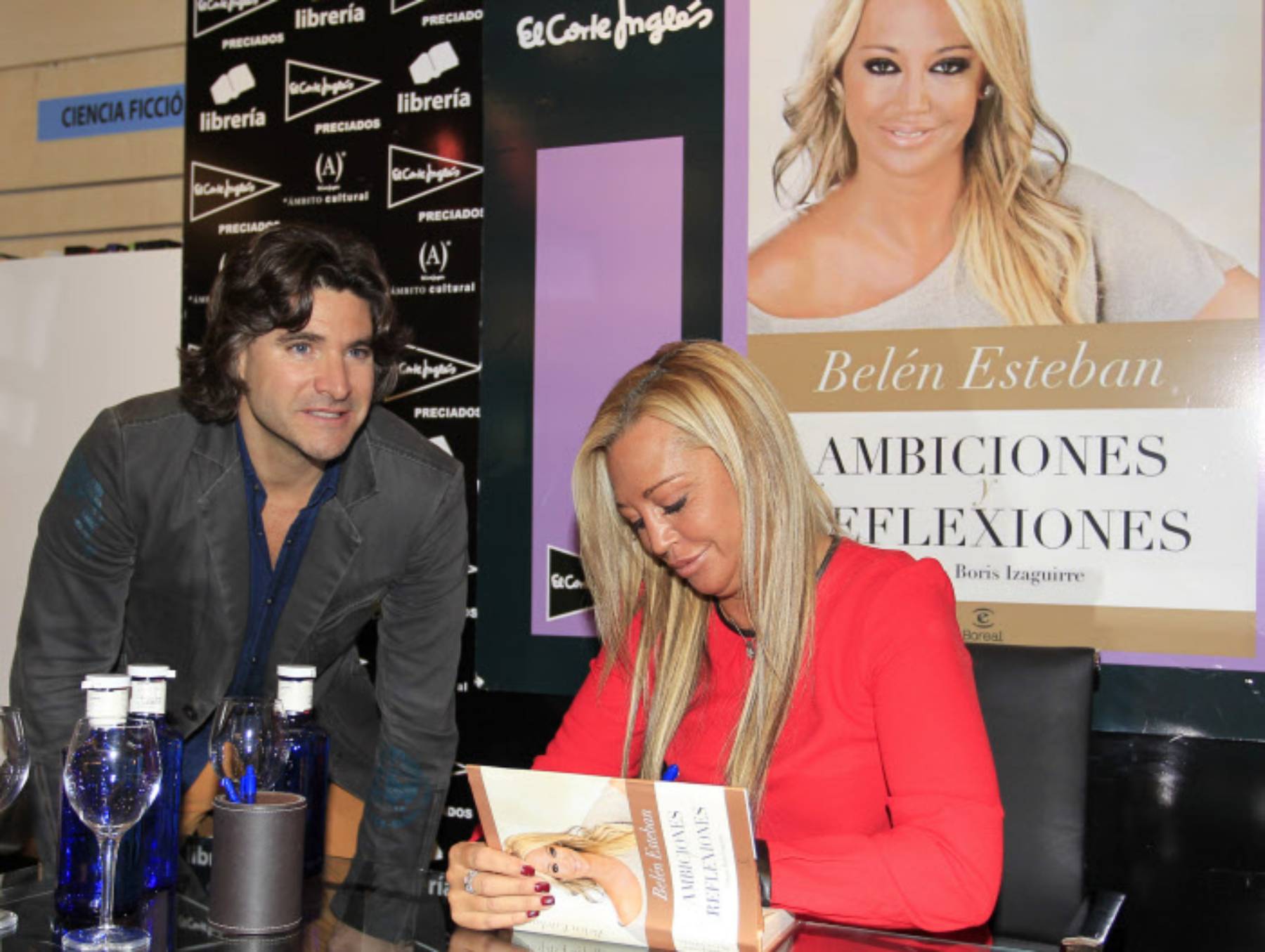 To&ntilde;o Sanch&iacute;s y Bel&eacute;n Esteban en un firma de libros. (Foto: Gtres)