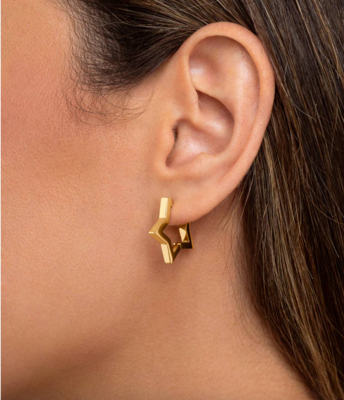 Detalle del pendiente estrella ba&ntilde;ado en oro, la pieza minimalista que ha conquistado el joyero real. (Singularu)
