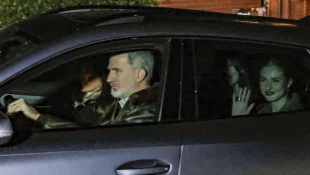Los Reyes y sus hijas saliendo de casa de Jes&uacute;s Ortiz en 2025. (Foto: Gtres)