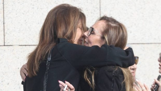 Nuria Gonz&aacute;lez y Roc&iacute;o Carrasco d&aacute;ndose un abrazo. (Foto: Gtres)