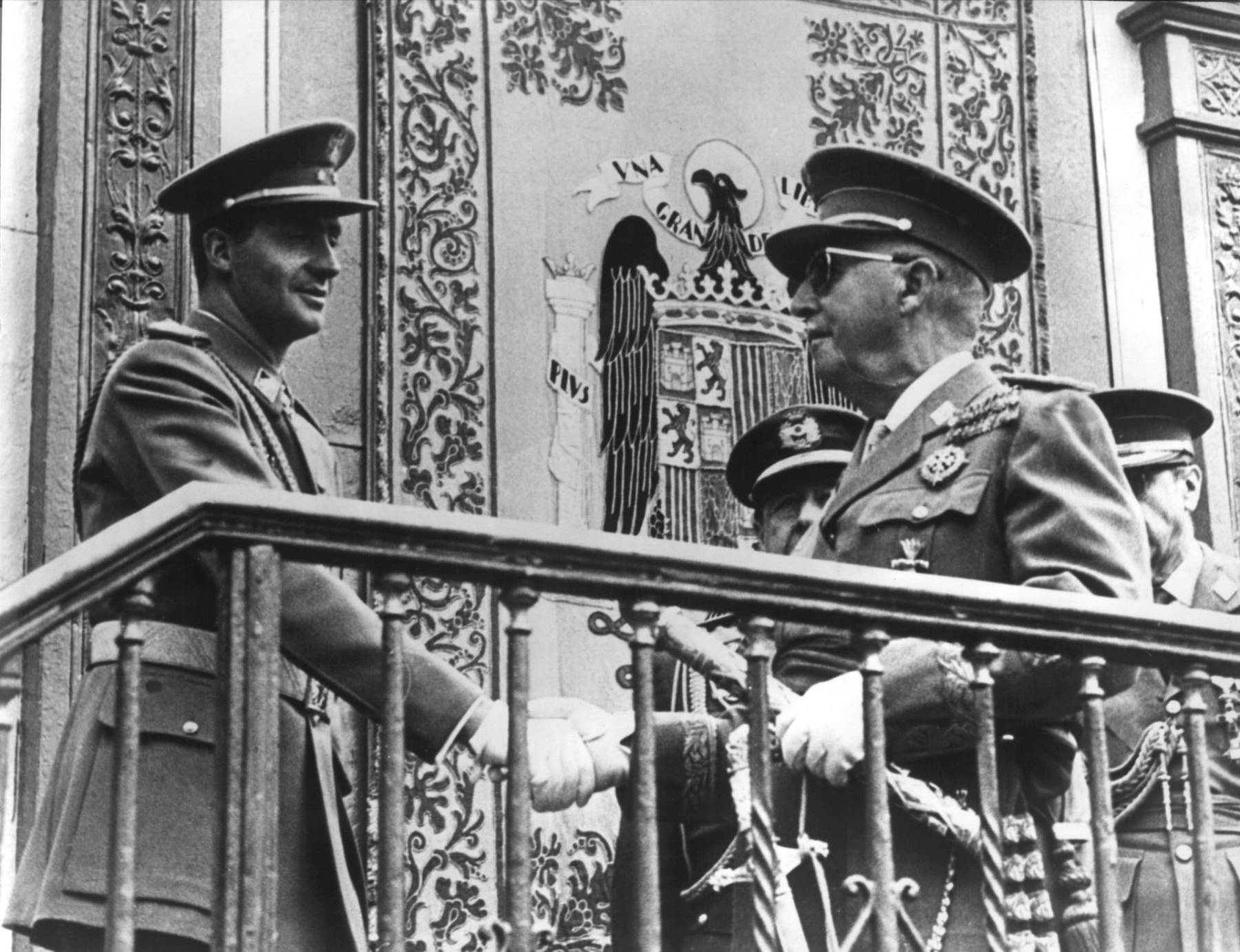 El Rey Juan Carlos I y Francisco Franco en mayo de 1967. (Foto: Gtres)
