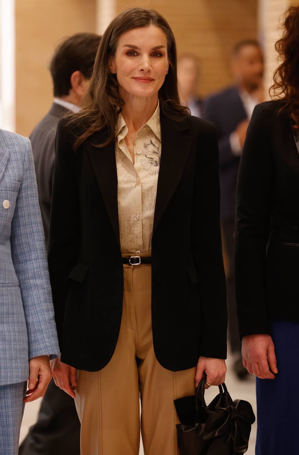 La reina Letizia, durante el acto del Tour del Talento en Almería, con el bolso Tokio en su versión negra. (Foto: Gtres)