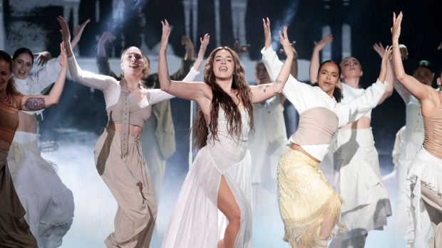 Lola Índigo y sus bailarinas. (Foto: Gtres)