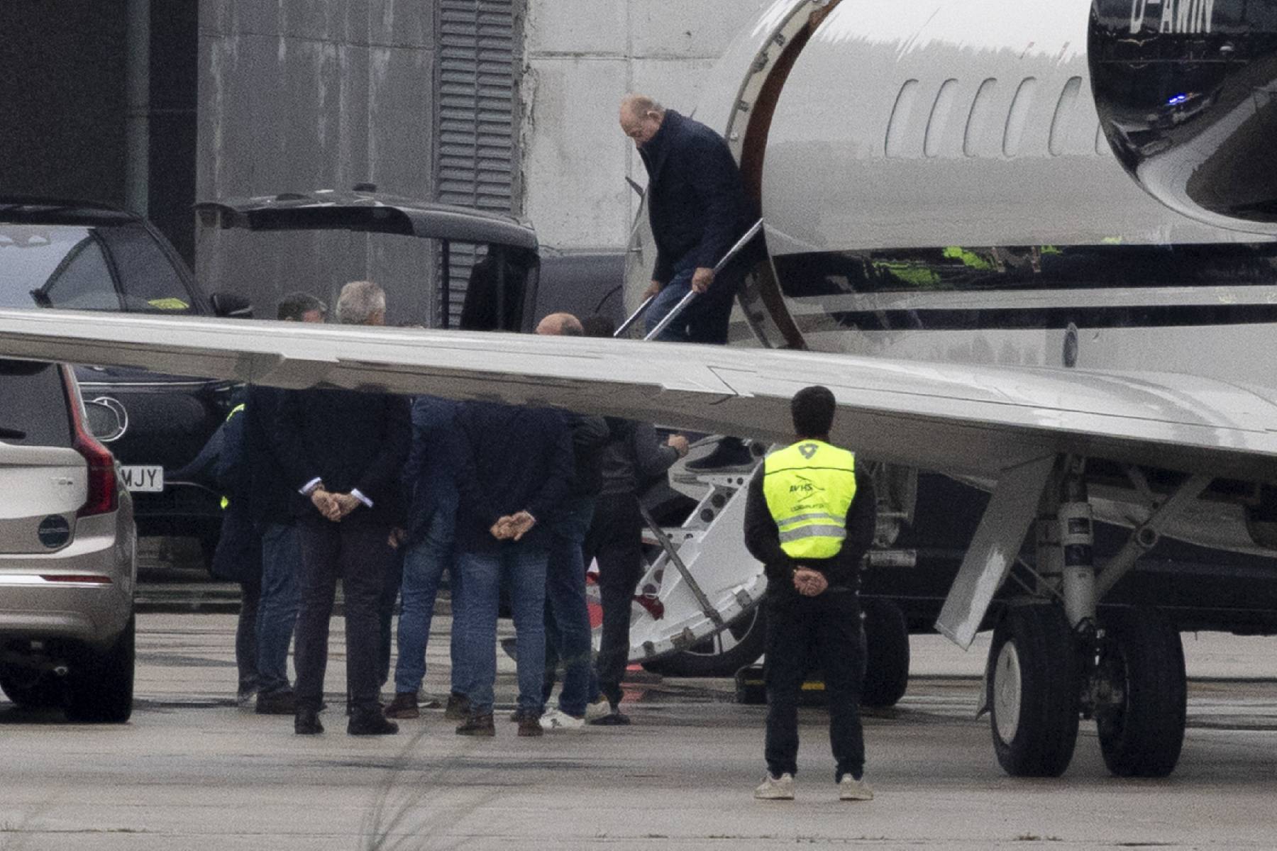 El Rey Juan Carlos I a su bajada de un avi&oacute;n. (Foto: Gtres)