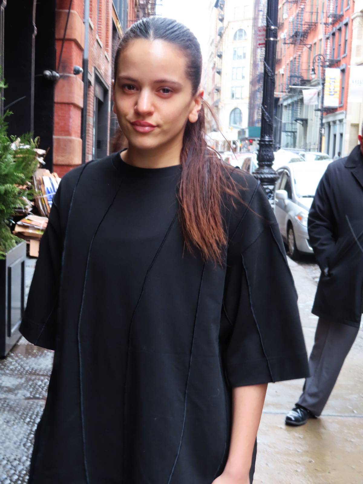 Rosalía en un momento casual por la calle, con un look natural y relajado. (Foto: Gtres)