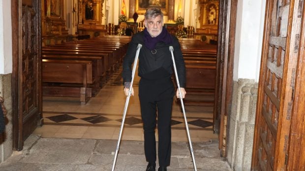Joaquín Torres con muletas. (Foto: Gtres)