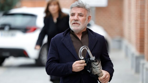 Joaquín Torres durante el funeral de su padre. (Foto: Gtres)