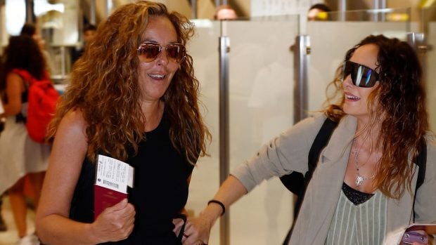 Rocío Carrasco y Anabel Dueñas en el aeropuerto. (Foto: Gtres)