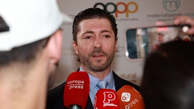 Ángel Cristo hablando con los reporteros. (Foto: Gtres)