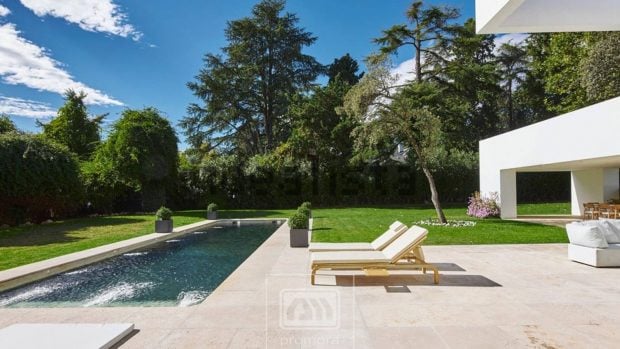 Exterior de la casa en la que vivi&oacute; Bert&iacute;n Osborne en Madrid. (Foto: Idealista)