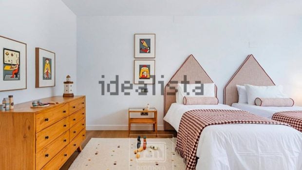 La habitaci&oacute;n de dos camas de la casa donde vivi&oacute; Bert&iacute;n de alquiler. (Foto: Idealista)