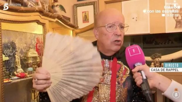Rappel ense&ntilde;ando el abanico de la duquesa de Alba. (Foto: Telecinco)
