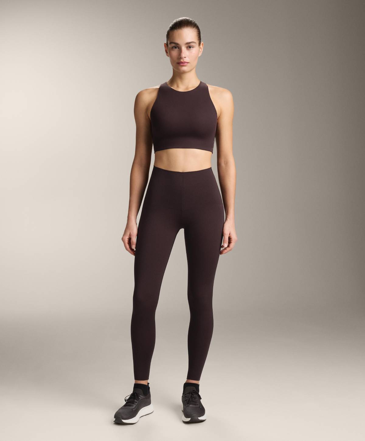 Conjunto monocrom&aacute;tico de Oysho. 