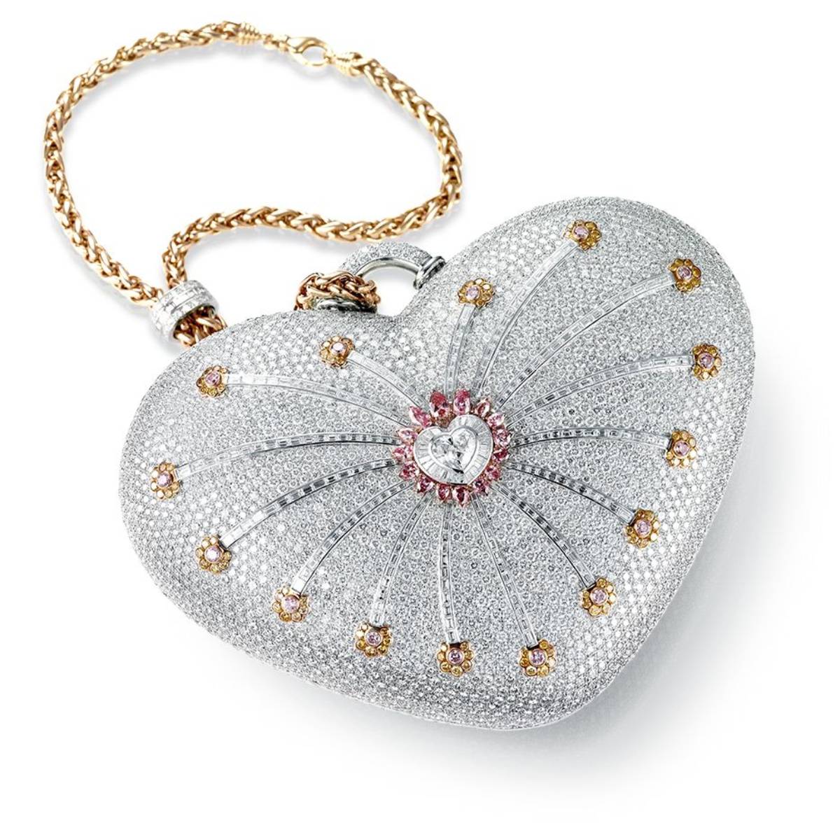 La cartera en forma de corazón completamente adornada con diamantes y detalles en oro.