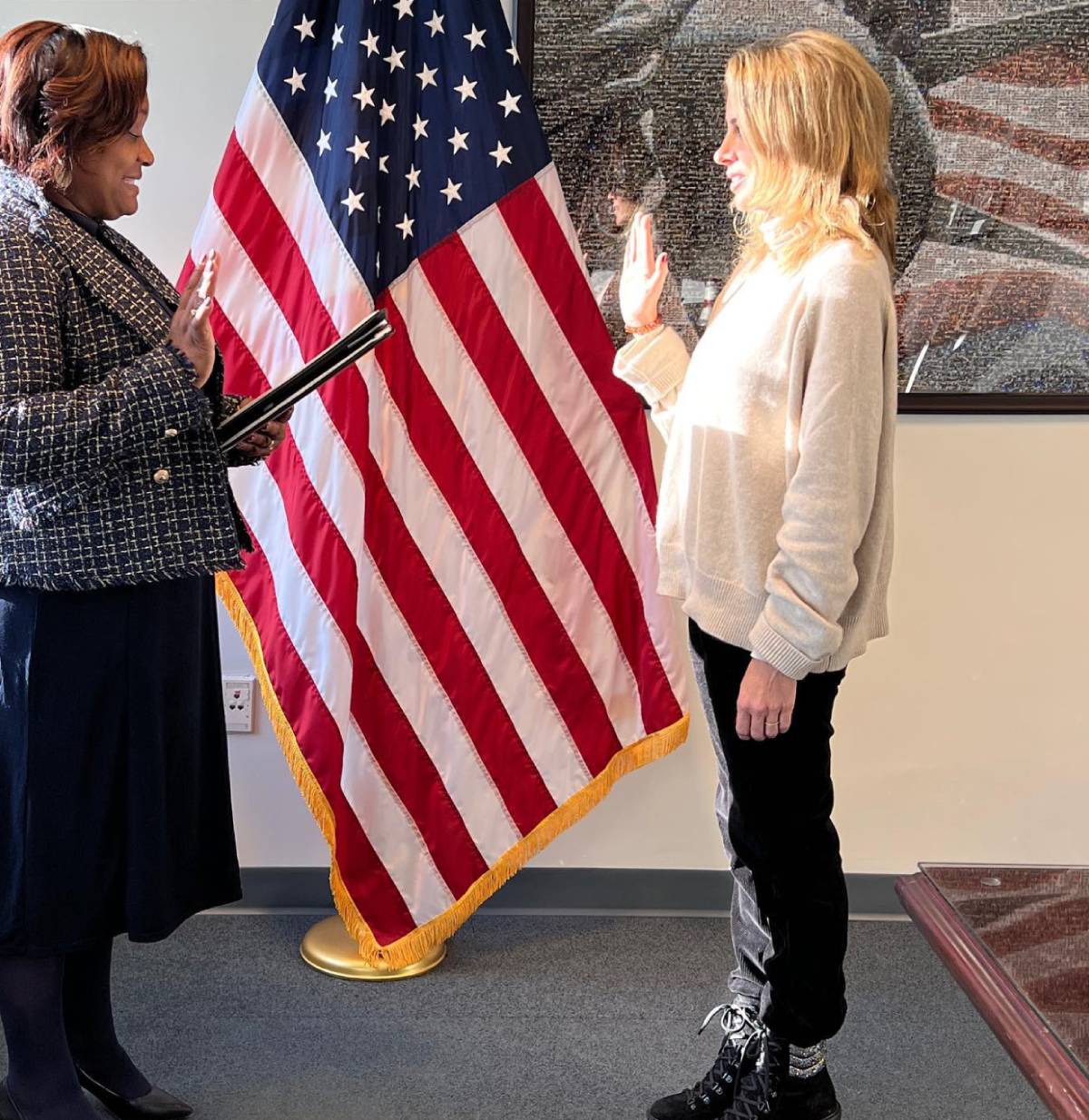 Alejandra Silva presta juramento al obtener la ciudadan&iacute;a estadounidense en una ceremonia oficial. (Foto: Redes Sociales)