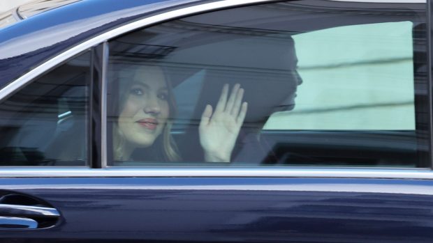 La infanta Sof&iacute;a saludando desde un coche. (Foto: Gtres)
