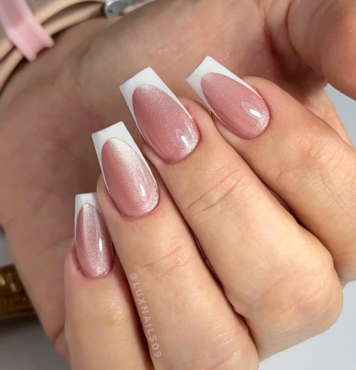 Manicura rosa iridiscente con franc&eacute;s moderno. (Foto: Redes Sociales)