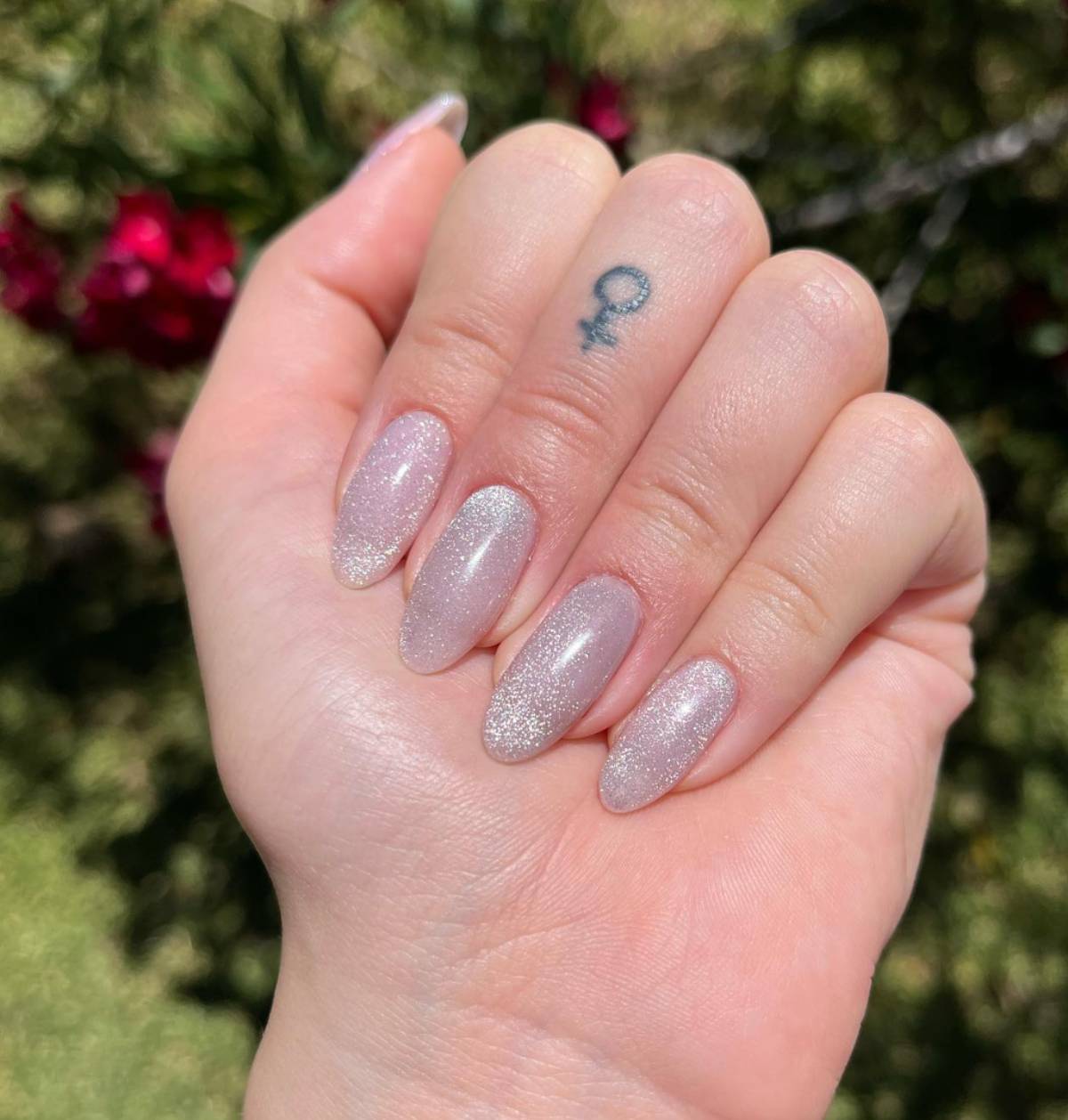 U&ntilde;as en tono natural con destellos plateados. (Foto: Redes Sociales)