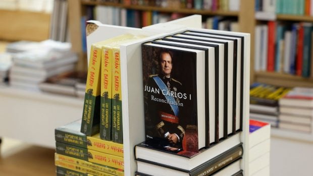Las memorias del Rey Juan Carlos en una librer&iacute;a. (Foto: Gtres)
