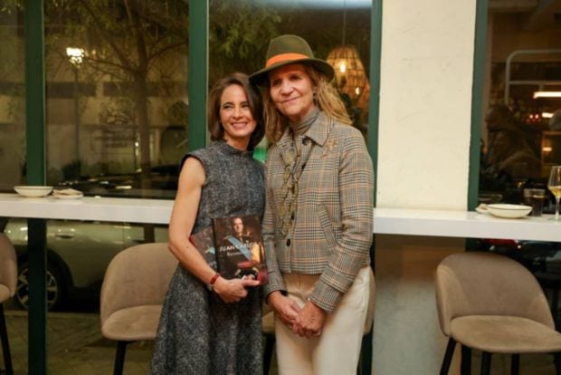 Laurence Debray y la infanta Elena en la presentaci&oacute;n de las memorias de Juan Carlos I. (Foto: Gtres)