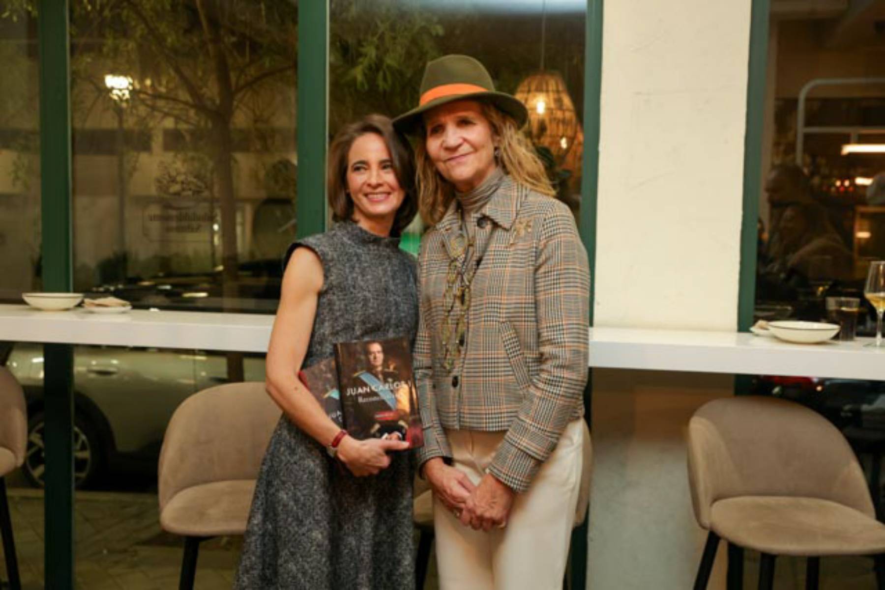 Laurence Debray y la infanta Elena en la presentaci&oacute;n de las memorias de Juan Carlos I. (Foto: Gtres)