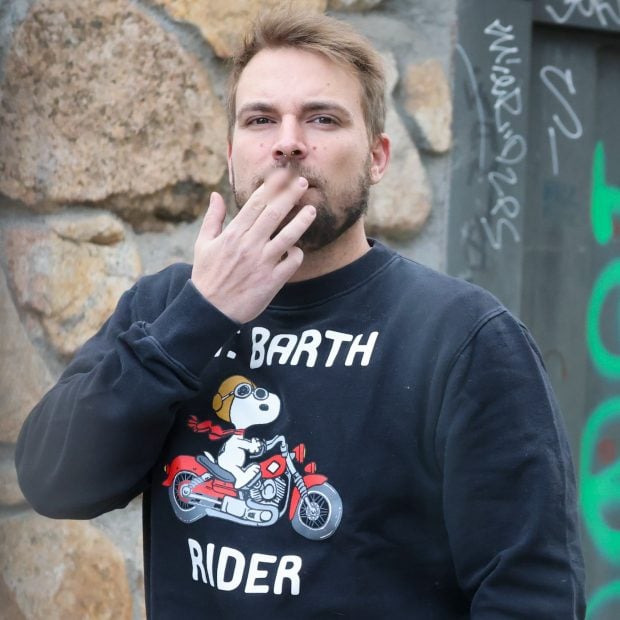 Almoguera, pillado fumando antes de su operaci&oacute;n de coraz&oacute;n. (Foto: Gtres)