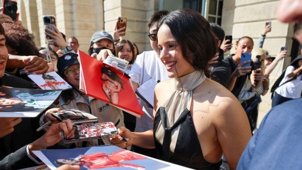 Rosal&iacute;a con un grupo de fans. (Foto: Gtres)