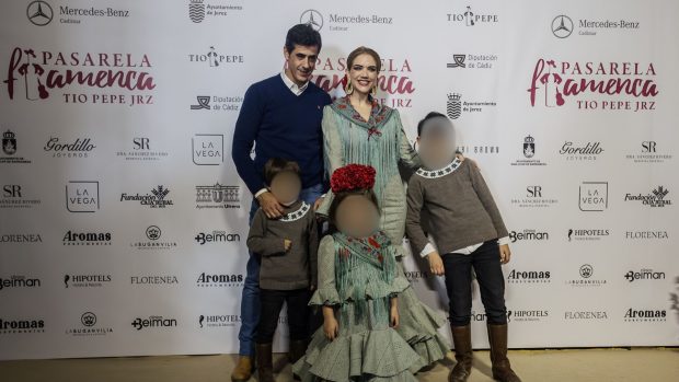 V&iacute;ctor Janeiro y Beatriz Trapote junto a sus tres hijos. (Foto: Gtres)