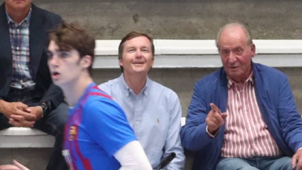 El Rey em&eacute;rito apoyando a Pablo Urdangarin. (Foto: Gtres)