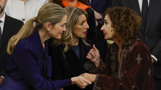 Yolanda D&iacute;az y Mar&iacute;a Jes&uacute;s Montero en el Congreso de los Diputados. (Foto: Gtres)