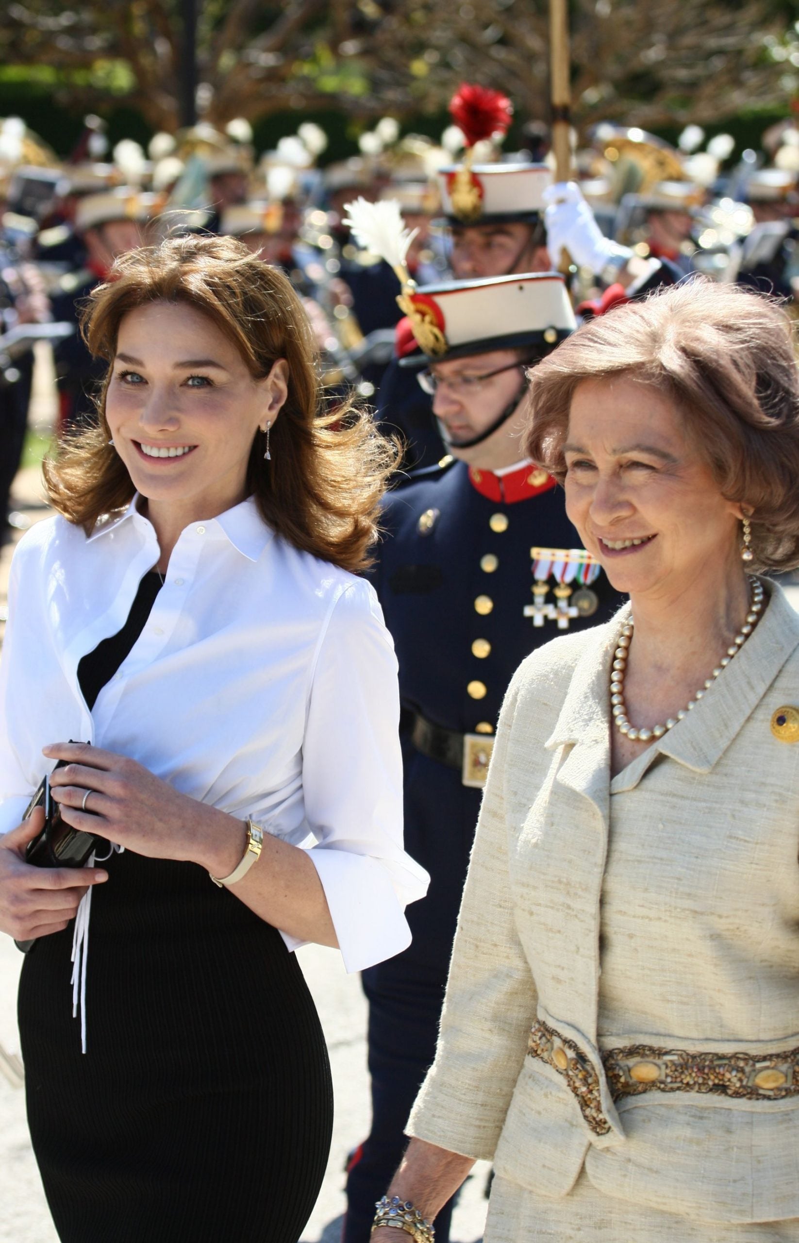Carla Bruni y Do&ntilde;a Sof&iacute;a. (Foto: Gtres)