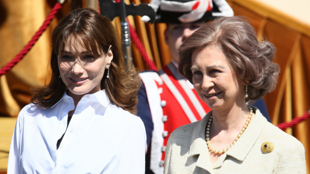 Carla Bruni y la reina Sof&iacute;a durante su viaje de Estado de 2009. (Foto: Gtres)