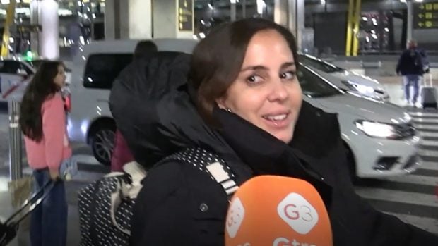 Anabel Pantoja llega a Madrid tras unos d&iacute;as en &Aacute;msterdam junto a su pareja y su hija. (Foto: Gtres)