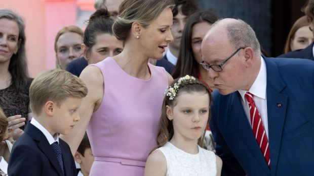 Alberto de M&oacute;naco tiene un gesto cari&ntilde;oso con su hija en p&uacute;blico. (Foto: Gtres)