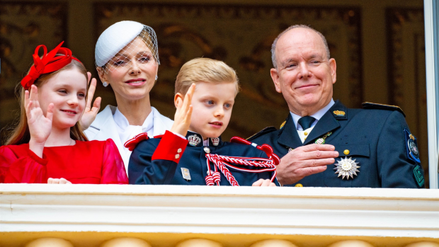 Los pr&iacute;ncipes Charl&egrave;ne y Alberto de M&oacute;naco junto a sus hijos. (Foto: Gtres)